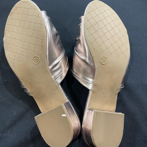 Rose gold David Aaron sandals. - Picture 3 of 3